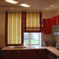 ideja svijetlog unutarnjeg prozora na kuhinjskoj slici
