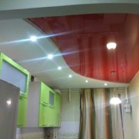variant of the bright design of the kitchen ceiling photo