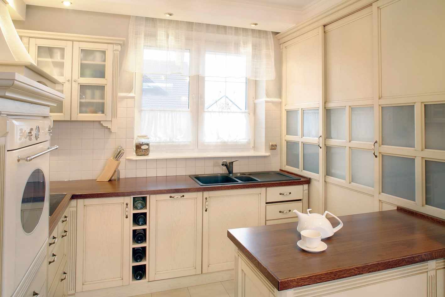 nuostabaus stiliaus lango idėja virtuvėje