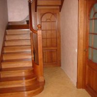 un exemple d'escalier intérieur lumineux dans une image de maison honnête