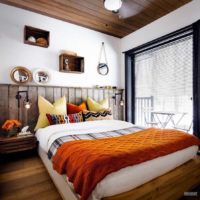 ideja par skaistu sienas stila rotājumu guļamistabas attēlā