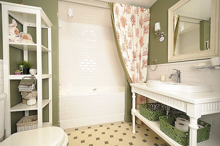 Ontwerp van een gecombineerde badkamer in Provençaalse stijl