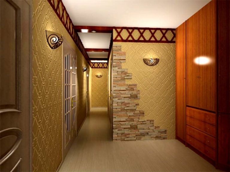 La combinaison de la pierre avec du papier peint lors de la décoration des murs du couloir