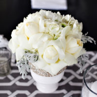 Festoso bouquet di fiori bianchi sul tavolo degli sposi