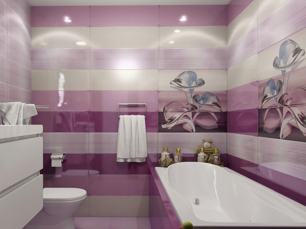 Kombinuoto vonios kambario dizainas šviesiomis alyvinėmis spalvomis