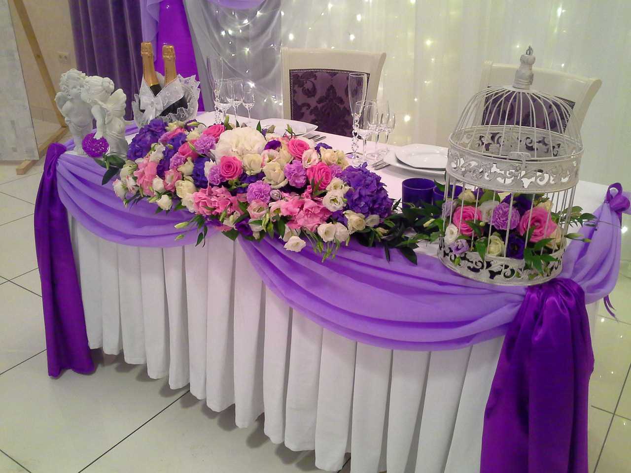 Decorazione della tavola di nozze con composizione floreale
