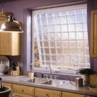 het idee van een helder raamdecor in de keukenfoto