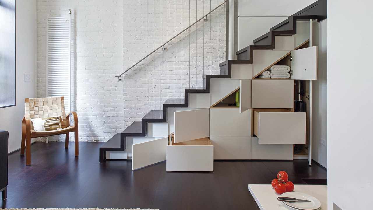 l'idea di un bellissimo disegno di scale in una casa onesta