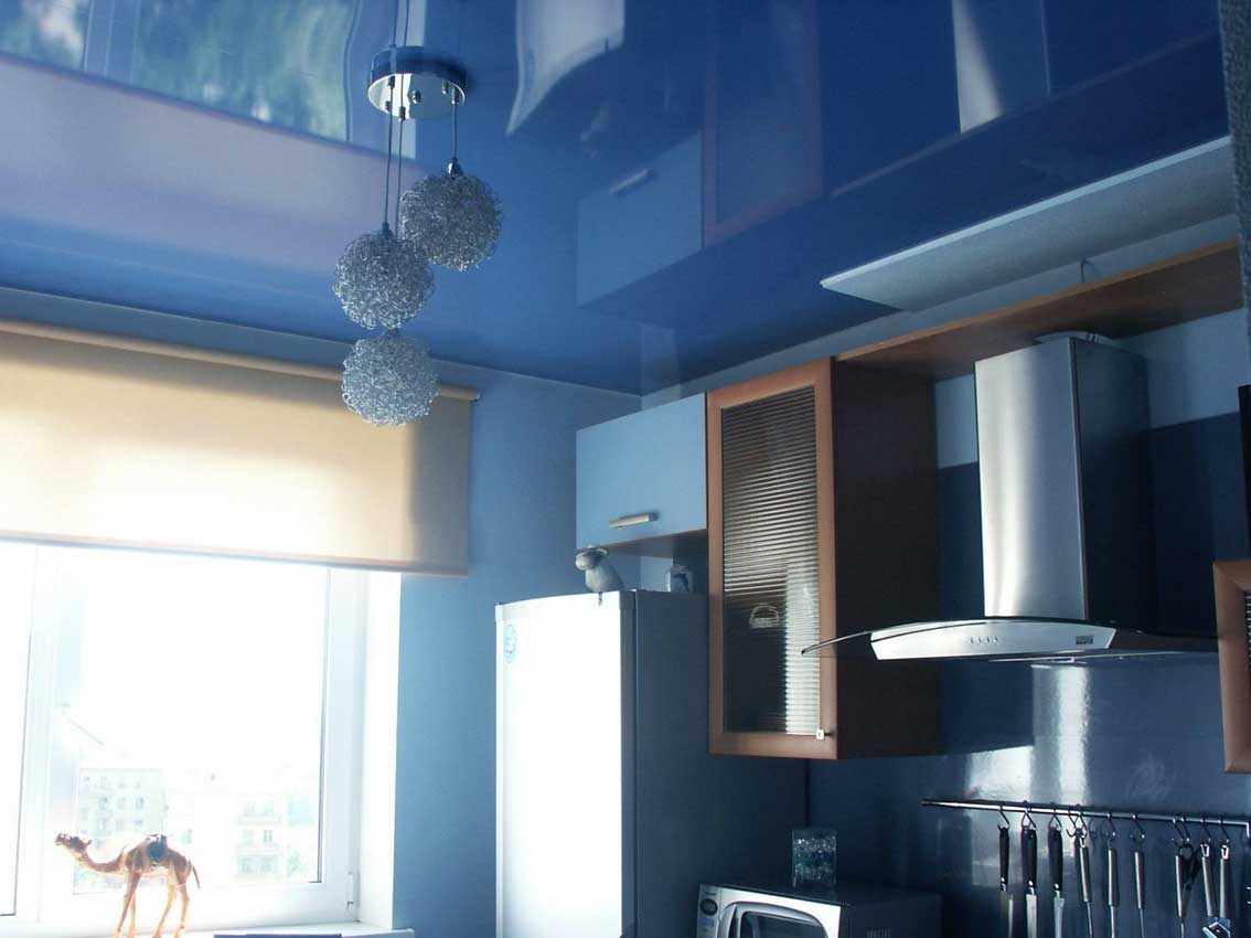 Ryškaus virtuvės lubų interjero pavyzdys