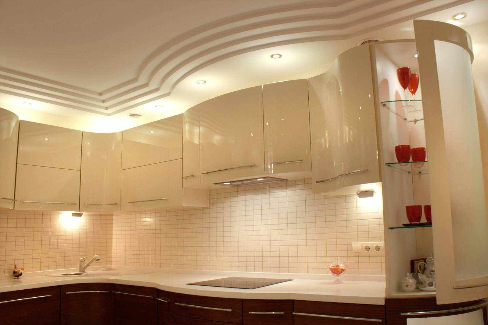 Šviesios virtuvės lubų dizaino pavyzdys