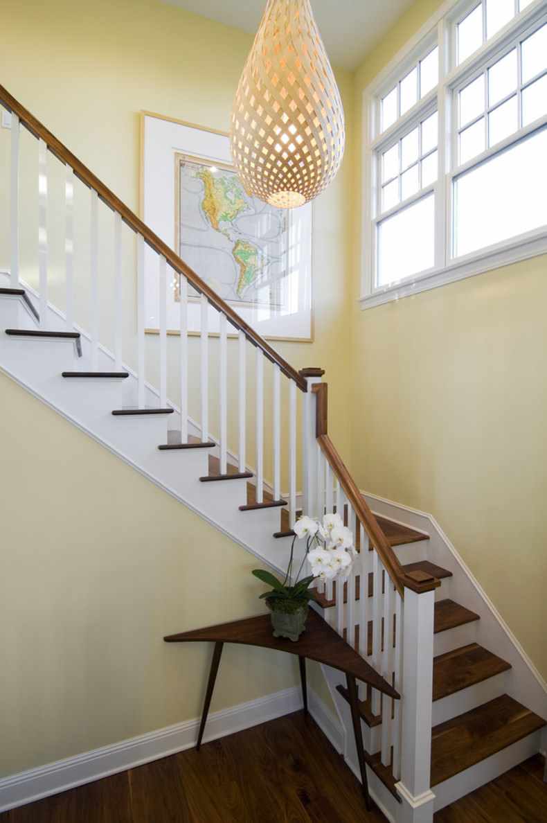 Un exemple d'escalier intérieur lumineux dans une maison honnête