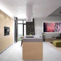 Ryškios lubų dizaino virtuvėje pavyzdys