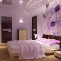 Sienas stila gaismas dekorēšanas piemērs guļamistabas attēlā