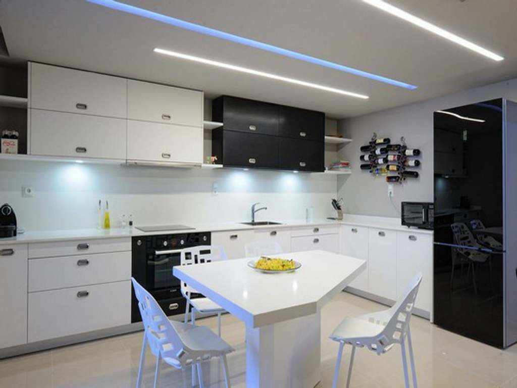 Un esempio di un bellissimo design del soffitto della cucina