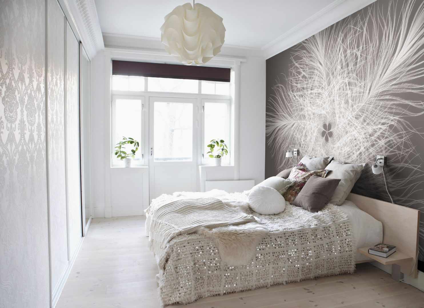 galimybė lengvai dekoruoti stiliaus sienas miegamajame