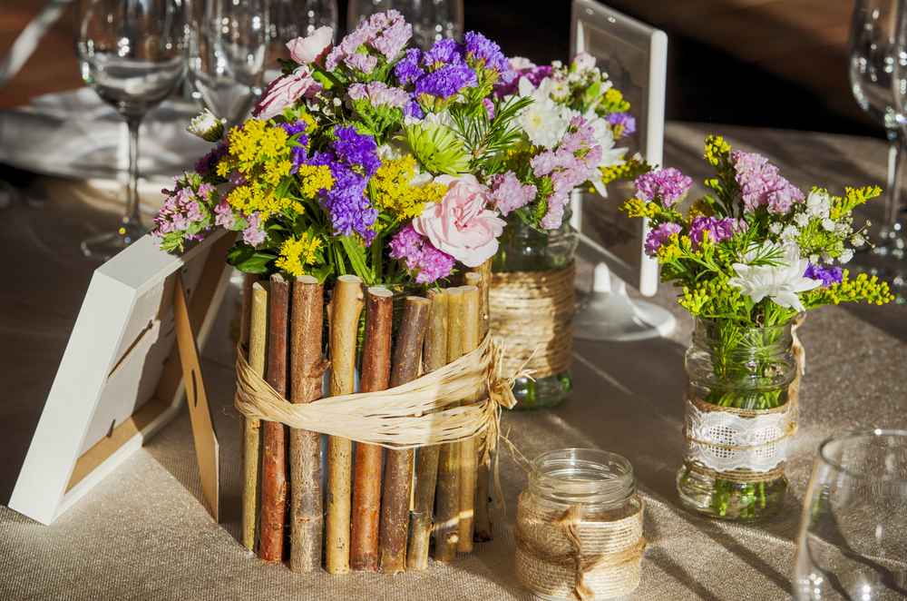 Vaso di ramoscelli su un tavolo da sposa