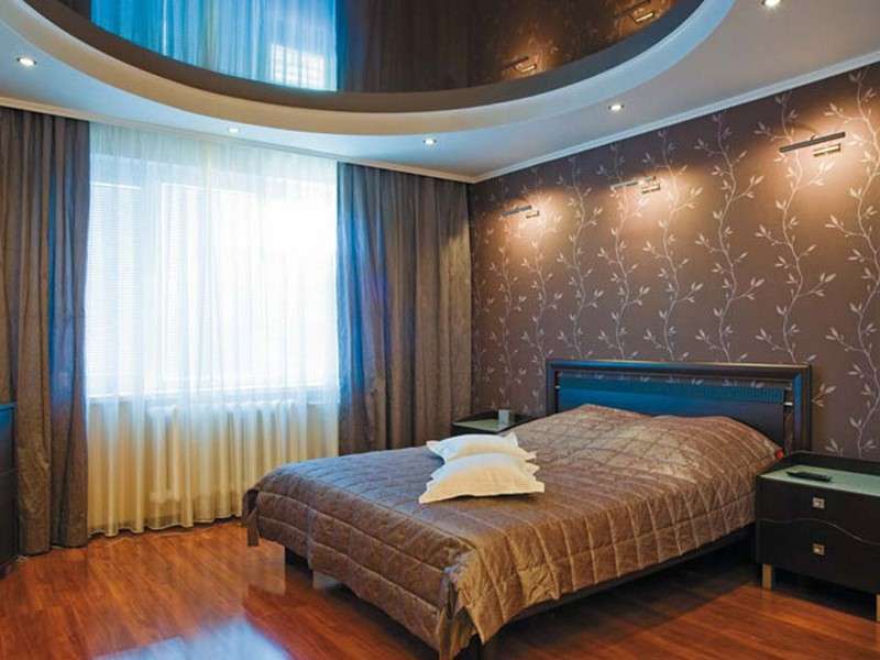 Camera da letto di 12 mq con soffitto a specchio teso