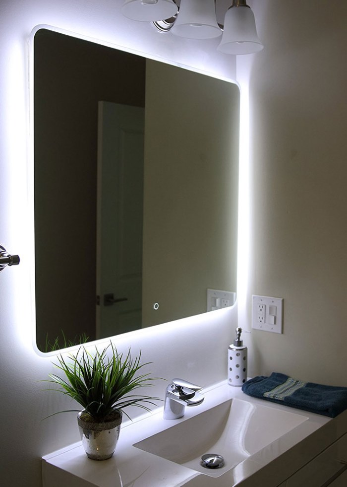 مرآة مع الإضاءة في تصميم الحمام المشترك