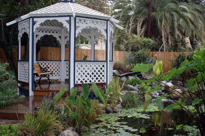 Fából készült kerti pavilon és mesterséges tó a kerttervezésben