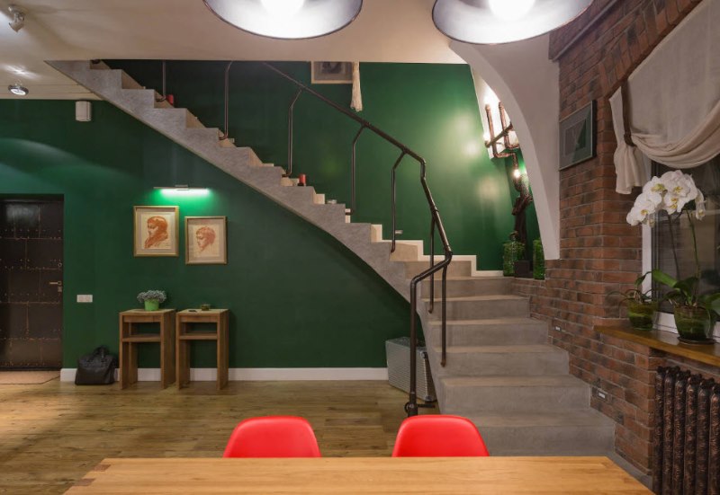 Escalier en béton dans un intérieur de maison de style industriel