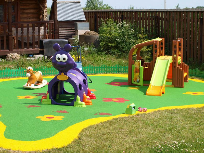 Aire de jeux pour les jeunes enfants dans le champ intérieur