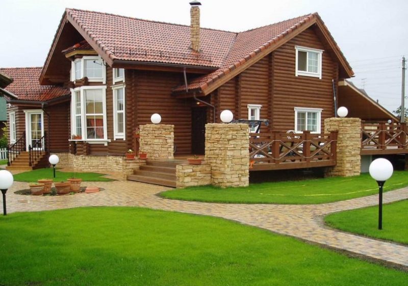 Casa in tronchi in pietra con terrazza all'aperto