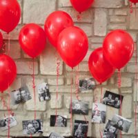 Palloncini di elio e foto nel design di una stanza per il compleanno
