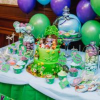 Palloncini di elio colorati nel design del tavolo festivo per il compleanno del bambino