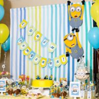 Ballons bleus et jaunes dans un décor de chambre pour un anniversaire