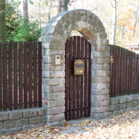 Akmens arka virš kotedžo vartų