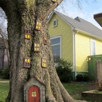 Sprookjesachtig huis op een levende boom