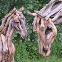 Sculpturen van paarden uit oude takken