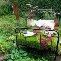 Régi ágy a kert díszítésével