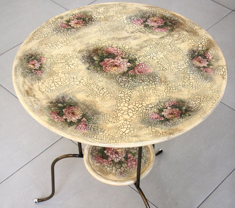 Vecchio tavolo da cucina decorativo decoupage