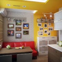 Colore giallo all'interno della cucina-soggiorno
