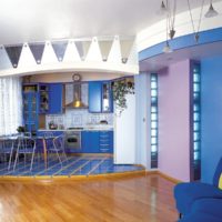 Cucina blu sul podio e pavimento in legno