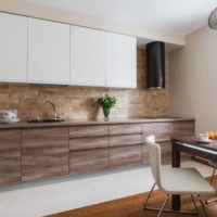 Soffitto a più livelli in cucina-soggiorno