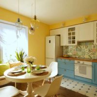 La combinazione di colori giallo e blu all'interno della cucina
