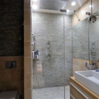Salle de bain avec douche dans une série d'appartements