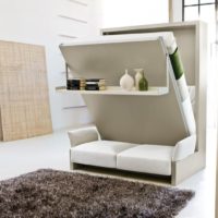 Transformer des meubles à l'intérieur d'un studio