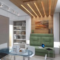 Осветление на дървен таван в интериора на хола
