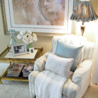 Állólámpa egy szék mögött, klasszikus stílusú nappali