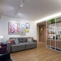 Interno di un moderno soggiorno con illuminazione a soffitto