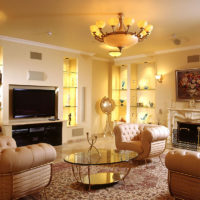 Luce gialla nel design dell'illuminazione del soggiorno