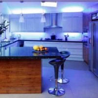 Virtuve ar LED apgaismojumu aukstā gaismā