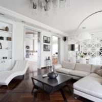 Salon blanc d'une maison privée