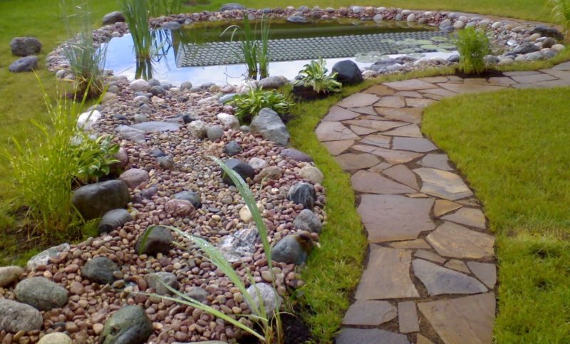 Път към езерце от естествен камък