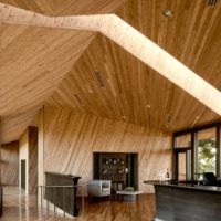 Finitura del soffitto di forma complessa con materiale di legno
