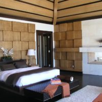 Interno camera da letto in legno con pareti e soffitto