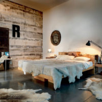 Pannelli di legno grigi nell'interno della camera da letto